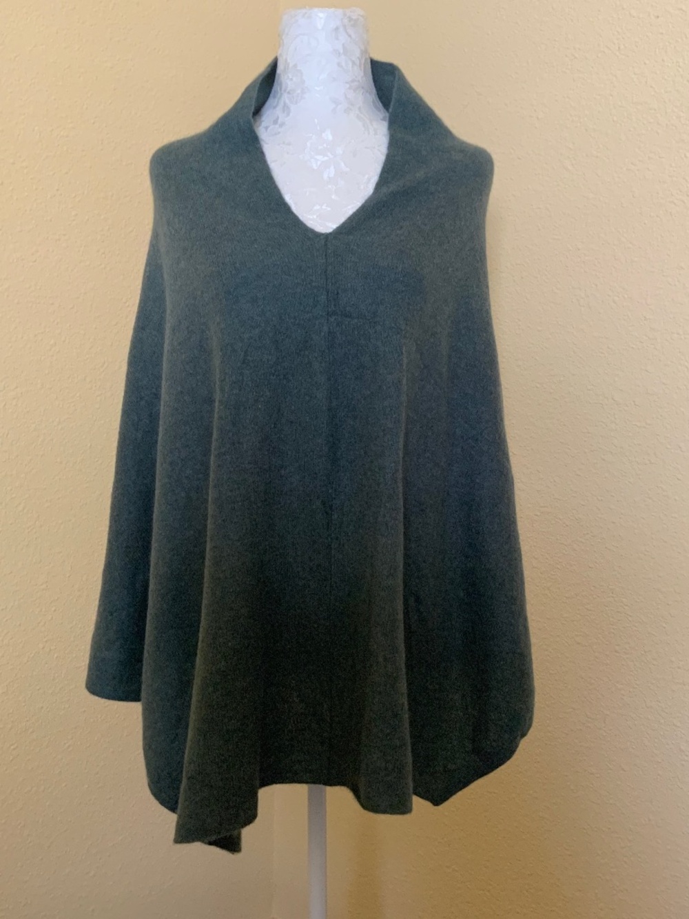 White + Warren V-Neck Cashmere Poncho (OS)
